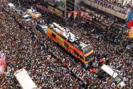 Các quan chức ước tính có tới 50.000 người tập trung tại địa điểm rộng khoảng 11.100m2. (Nguồn: PTI)