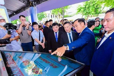 Phó Thủ tướng Chính phủ Hồ Đức Phớc cùng đoàn đại biểu cấp cao thăm không gian giới thiệu các giải pháp tài chính số của HDBank tại sự kiện.