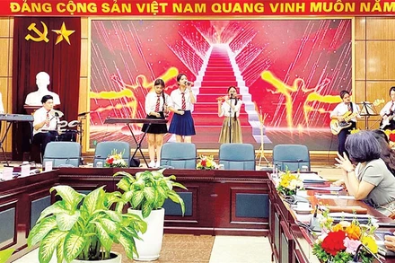 Học sinh Trường phổ thông liên cấp Nguyễn Bỉnh Khiêm thể hiện tài năng âm nhạc.