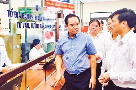 Chủ tịch Ủy ban nhân dân Thành phố Hồ Chí Minh Nguyễn Văn Được khảo sát Trung tâm Phục vụ hành chính công phường Bà Rịa, lắng nghe ý kiến từ cán bộ trung tâm, trong đó có Tổ địa bàn phi địa giới hành chính.