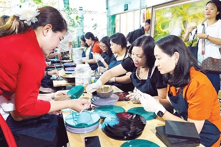 Làng nghề sơn mài Hạ Thái chính thức được đưa vào tour liên kết với các làng nghề khác ở khu vực phía nam Hà Nội. (Ảnh ĐỖ PHONG)