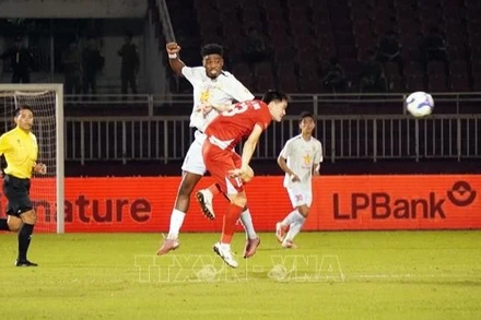 Tình huống tranh chấp bóng giữa cầu thủ Công an Thành phố Hồ Chí Minh (áo đỏ) và Hồng Lĩnh Hà Tĩnh. (Ảnh: TRUNG TUYẾN/TTXVN)