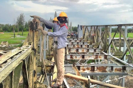 Di tích cầu Hiền Lương đang được hạ giải toàn bộ phần ván mặt cầu.