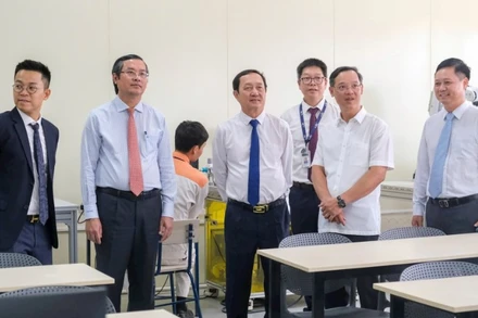 Các đại biểu dự hội thảo tham quan mô hình dạy nghề của Trường cao đẳng Lý Thái Tổ, tỉnh Bắc Ninh.