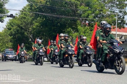 Các lực lượng diễu hành qua các đường phố lớn của Huế để lan tỏa phong trào toàn dân phòng, chống mua bán người. Ảnh: QUANG TIẾN