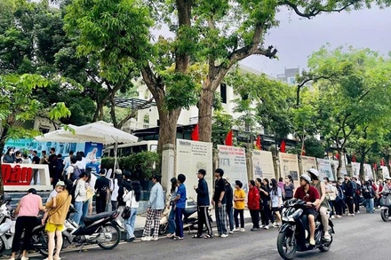 Trong đợt tuyên truyền kỷ niệm 135 năm Ngày sinh Chủ tịch Hồ Chí Minh, nhiều bạn đọc Gen Z đã xếp hàng dài để được nhận ấn phẩm đặc biệt của Báo Nhân Dân.