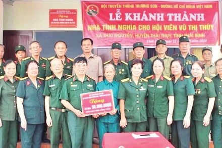 Hội Truyền thống Trường Sơn-Đường Hồ Chí Minh Việt Nam trao kinh phí hỗ trợ xây nhà cho hội viên Vũ Thị Thúy (tại tỉnh Thái Bình cũ). (Ảnh Nhân vật cung cấp)