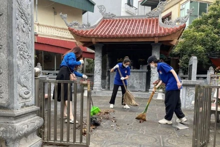 Đoàn Thanh niên phường Tây Mỗ ra quân dọn dẹp, làm sạch các di tích trên địa bàn.