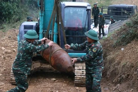 Lực lượng chức năng Bộ Chỉ huy Quân sự tỉnh Phú Thọ vận chuyển bom đến nơi hủy nổ an toàn.