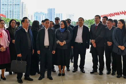 Thường trực Ban Bí thư Trần Cẩm Tú và các đại biểu kiểm tra công tác chuẩn bị Đại hội XIV của Đảng tại Trung tâm Hội nghị Quốc gia. (Ảnh: DUY LINH)