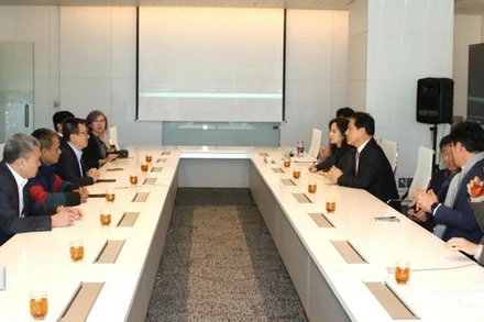 Đoàn đại biểu Hội Nhà báo Việt Nam làm việc với đoàn đại biểu báo Hankook Ilbo tại trụ sở báo Hankook Ilbo. (Ảnh: ĐỨC THẮNG/TTXVN)