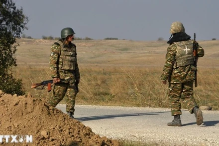 Binh sĩ Armenia tuần tra trên tuyến đường gần làng Berdashen thuộc tỉnh Shirak, khu vực ranh giới ngừng bắn với Azerbaijan, ngày 27/11/2020. (Ảnh: AFP/TTXVN)