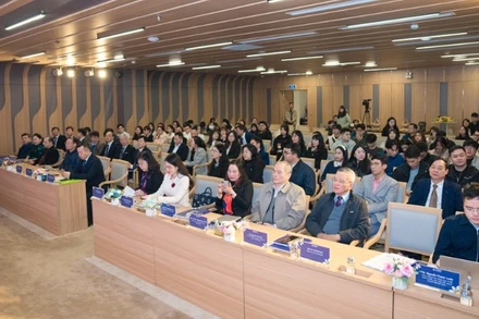 Các đại biểu tham dự hội thảo quốc tế do Trường đại học Intracom phối hợp các đơn vị tổ chức. (Ảnh: NHẬT MINH)