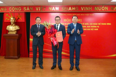 Đồng chí Lê Quốc Minh, Ủy viên Ban Chấp hành Trung ương Đảng, Ủy viên Ban Chấp hành Đảng bộ Mặt trận Tổ quốc các Đoàn thể Trung ương, Tổng Biên tập Báo Nhân Dân, Chủ tịch Hội Nhà báo Việt Nam nhận quyết định giữ chức Bí thư Đảng ủy Cơ quan trung ương Hội Nhà báo Việt Nam nhiệm kỳ 2025-2030.