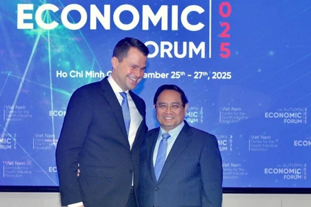 Thủ tướng Phạm Minh Chính và Giám đốc điều hành Diễn đàn Kinh tế thế giới (WEF) Stephan Mergenthaler. (Ảnh: THANH GIANG)