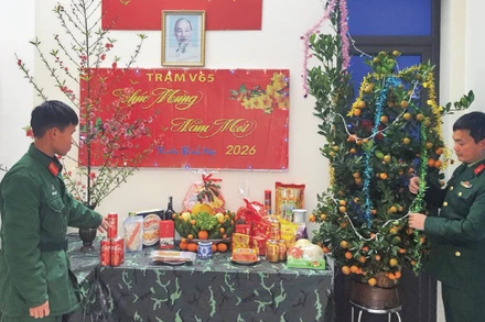 Cán bộ, chiến sĩ Trạm V-65, Đại đội 10, Tiểu đoàn 4, Lữ đoàn 134 (Binh chủng Thông tin liên lạc) trình bày mâm lễ ngày Tết