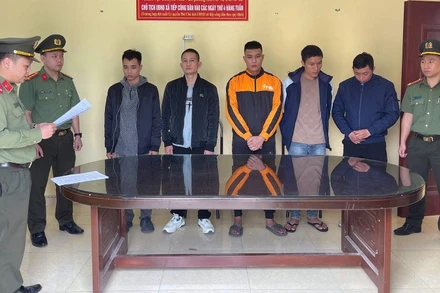 Cơ quan An ninh điều tra, Công an tỉnh Tuyên Quang đọc quyết định khởi tố, bắt tạm giam các đối tượng.