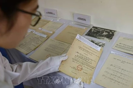 Giới thiệu tài liệu lưu trữ chủ đề "80 năm Quân đội Nhân dân Việt Nam". Ảnh: TTXVN