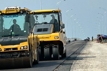 Thi công cầu vượt sông Hồng thuộc tuyến đường ven biển tỉnh Hưng Yên.