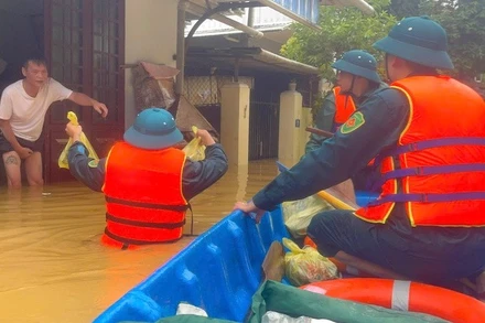 Lực lượng vũ trang địa phương vẫn ngày đêm có mặt ở những nơi khó khăn nhất, nơi người dân đang oằn mình chống chọi với nước bạc nhiều ngày liền.