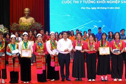 Ban Tổ chức trao giải cho các đội tham dự cuộc thi khởi nghiệp sáng tạo trong sinh viên.