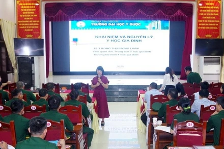 Trang bị kiến thức y học gia đình và quản lý bệnh mãn tính cho quân y và y tế cơ sở khu vực biên giới.