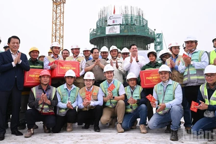 Thủ tướng Phạm Minh Chính tặng quà động viên các đơn vị thi công xây dựng hạng mục Đài kiểm soát không lưu trong Cảng hàng không quốc gia Gia Bình. (Ảnh: Trần Hải)