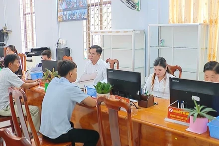 Người dân giao dịch tại Trung tâm phục vụ hành chính công phường Thới Sơn (tỉnh An Giang) những ngày đầu tuần tháng 7/2025.