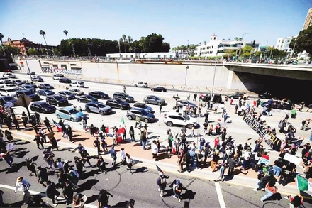 Người biểu tình chặn đường cao tốc ở Los Angeles.