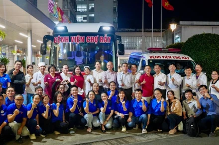 Đoàn y bác sĩ Bệnh viện Chợ Rẫy lên đường hỗ trợ y tế tại tỉnh Khánh Hòa.