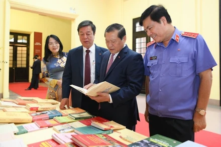 Các đại biểu dự Đại hội Đảng bộ các cơ quan Đảng Trung ương lần thứ nhất tham quan trưng bày xuất bản phẩm của Nhà xuất bản Chính trị quốc gia Sự thật. (Ảnh: THẾ ĐẠI)