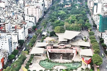 Sân khấu Sen Hồng trong Công viên 23 Tháng 9, xuống cấp sau 7 năm bỏ hoang. (Ảnh THẾ ANH)