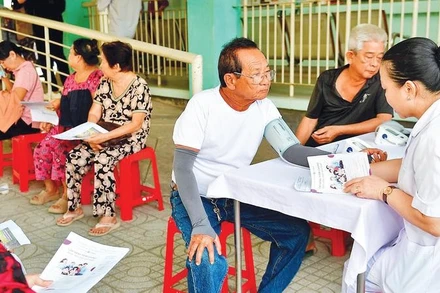 Người cao tuổi tại phường An Phú Đông đến khám sức khỏe trước khi tiêm vắc-xin phòng bệnh cúm.