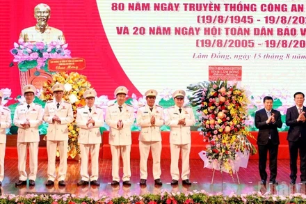Bí thư Tỉnh ủy Lâm Đồng Y Thanh Hà Niê Kđăm và Chủ tịch Ủy ban nhân dân tỉnh Hồ Văn Mười chúc mừng Ban Giám đốc Công an tỉnh Lâm Đồng nhân lễ kỷ niệm.