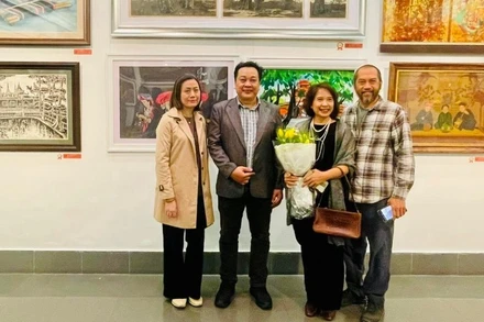 Họa sĩ Lê Phi Hùng (thứ hai từ trái sang) đoạt Giải nhất Cuộc thi vẽ tranh “Di sản văn hóa Việt Nam qua hội họa” năm 2025.