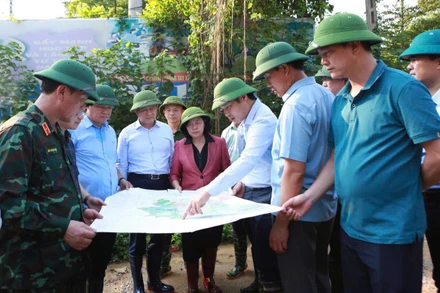 Lãnh đạo thành phố Hà Nội và Bộ Tư lệnh Thủ đô kiểm tra công tác ứng phó với mưa lũ sau bão số 11 tại xã Trung Giã.