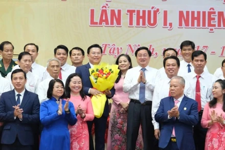 Bí thư Tỉnh ủy Tây Ninh Nguyễn Văn Quyết chúc mừng Phó Bí thư Tỉnh ủy Nguyễn Thanh Hải giữ chức Chủ tịch Ủy ban Mặt trận Tổ quốc Việt Nam tỉnh và Ủy ban Mặt trận Tổ quốc Việt Nam tỉnh khóa I ra mắt trước Đại hội.