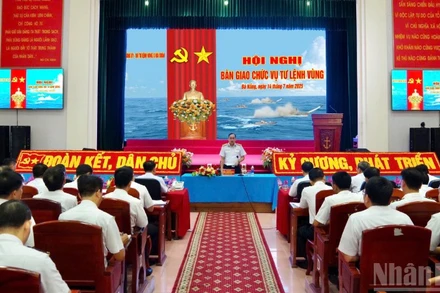 Phó Đô đốc Trần Thanh Nghiêm, Ủy viên Trung ương Đảng, Tư lệnh Hải quân phát biểu chỉ đạo tại buổi lễ. (Ảnh: ĐÌNH TĂNG)