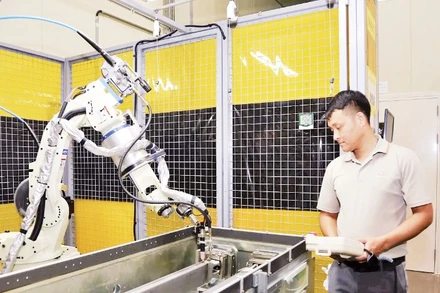 Ứng dụng rô-bốt trong sản xuất tại Nhà máy Hanwha Aero Engines (Khu công nghệ cao Hòa Lạc). (Ảnh THANH HẢI)