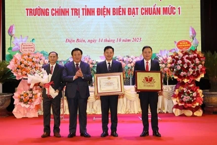 Đồng chí Nguyễn Xuân Thắng, Ủy viên Bộ Chính trị, Giám đốc Học viện Chính trị quốc gia Hồ Chí Minh, Chủ tịch Hội đồng lý luận Trung ương trao Bằng Công nhận đạt chuẩn mức độ 1 cho tập thể Trường Chính trị tỉnh Điện Biên.