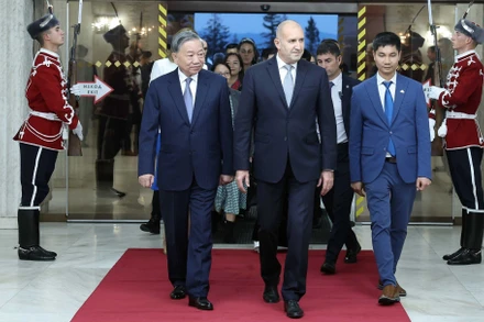 Tổng Bí thư Tô Lâm và Phu nhân với Tổng thống Cộng hòa Bulgaria Rumen Radev và Phu nhân tham quan Bảo tàng lịch sử Quốc gia Bulgaria. (Ảnh: THỐNG NHẤT/TTXVN)