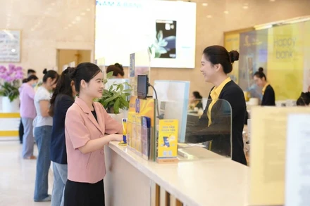 Khách hàng giao dịch tại Nam A Bank.