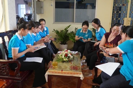 Ban điều hành mô hình “Ngôi nhà an toàn số-Đồng hành cùng phụ nữ và trẻ em” ở phường Sa Đéc, tỉnh Đồng Tháp họp định kỳ để đánh giá hiệu quả hoạt động. (Ảnh HỮU NGHĨA)