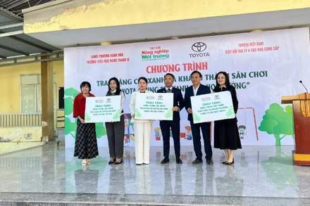 đại biểu trao tặng cây xanh cho địa phương. (Ảnh: NGHĨA TRỤ)