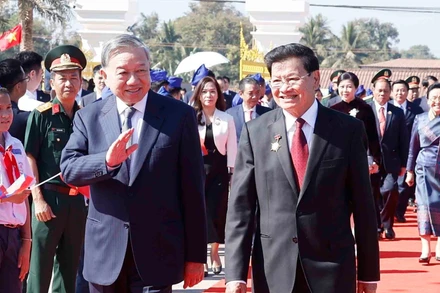 Tổng Bí thư Tô Lâm cùng Tổng Bí thư, Chủ tịch nước Lào Thongloun Sisoulith dự khánh thành Công viên Hữu nghị Lào-Việt Nam. (Ảnh: TTXVN)