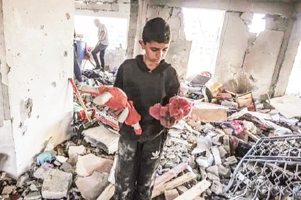 Hiện trường vụ không kích tại Gaza. (Ảnh ANADOLU AGENCY)