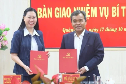 Đồng chí Bùi Thị Quỳnh Vân và đồng chí Hồ Văn Niên bàn giao nhiệm vụ Bí thư Tỉnh ủy Quảng Ngãi.