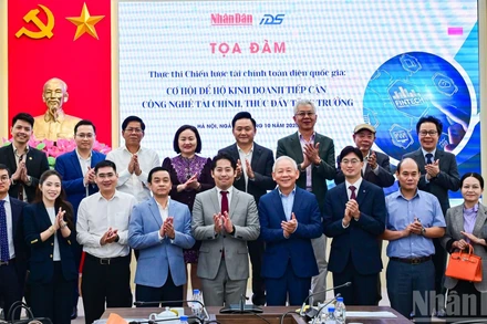 Đại diện lãnh đạo các cơ quan, tổ chức và các diễn giả tại buổi tọa đàm.