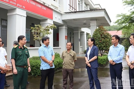 Lãnh đạo tỉnh Quảng Ngãi tìm hiểu tình hình hoạt động của Trung tâm Phục vụ hành chính công xã biên giới Ia Đal.