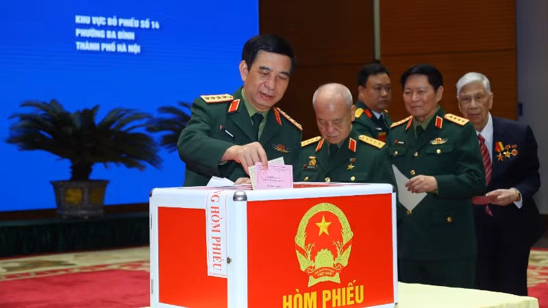 Đại tướng Phan Văn Giang cùng các đồng chí nguyên Bộ trưởng Quốc phòng, nguyên Phó Chủ tịch Quốc hội bỏ phiếu bầu cử.